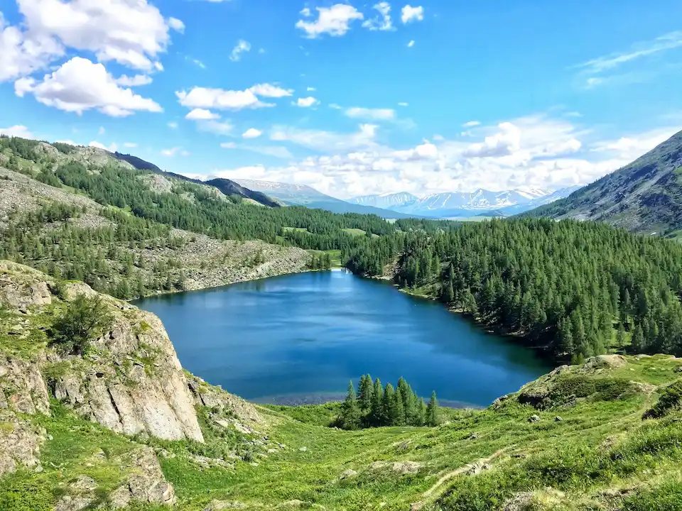 A heart-shaped lake nestled in Mongolia’s White River Valley — a hidden gem in the Altai Mountains