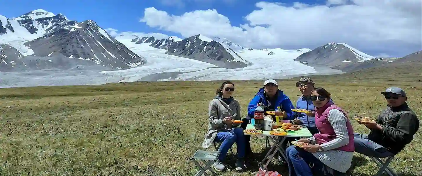 A spring pasture camp in Mongolia’s White River Valley — tradition and mobility in the Altai Mountains